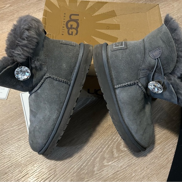 UGG Swarovski crystal Mini Bailey Button Bling boots Grey Size 7 W/Box - Picture 8 of 13